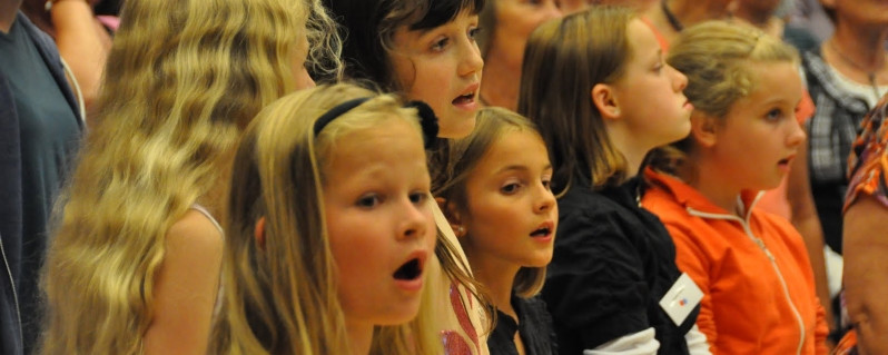 Familien synger på Vorgod-Barde Skole